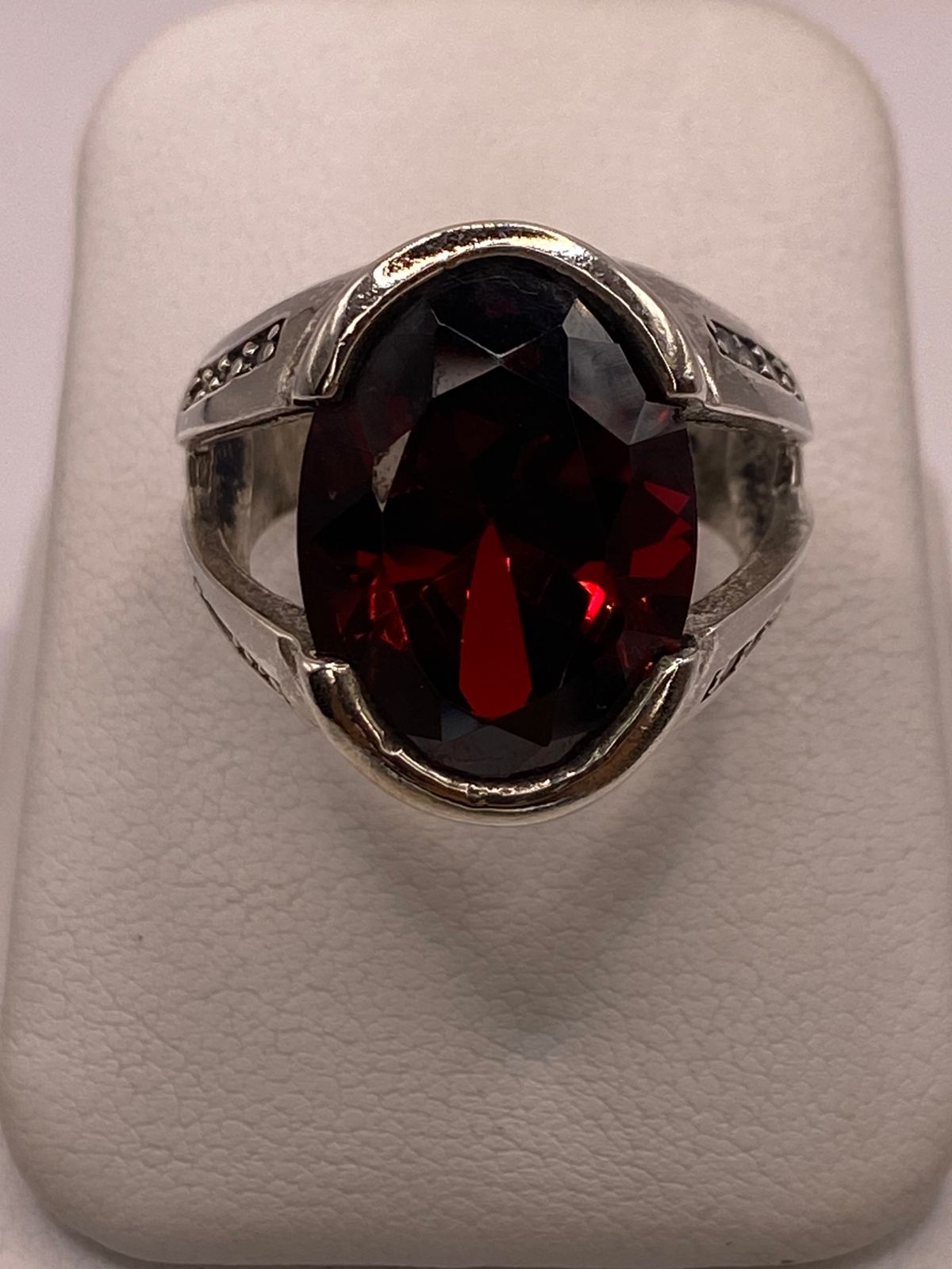 Anillo Elegante con Zirconia Rojo Oscuro en Plata Ley 925, vista lateral