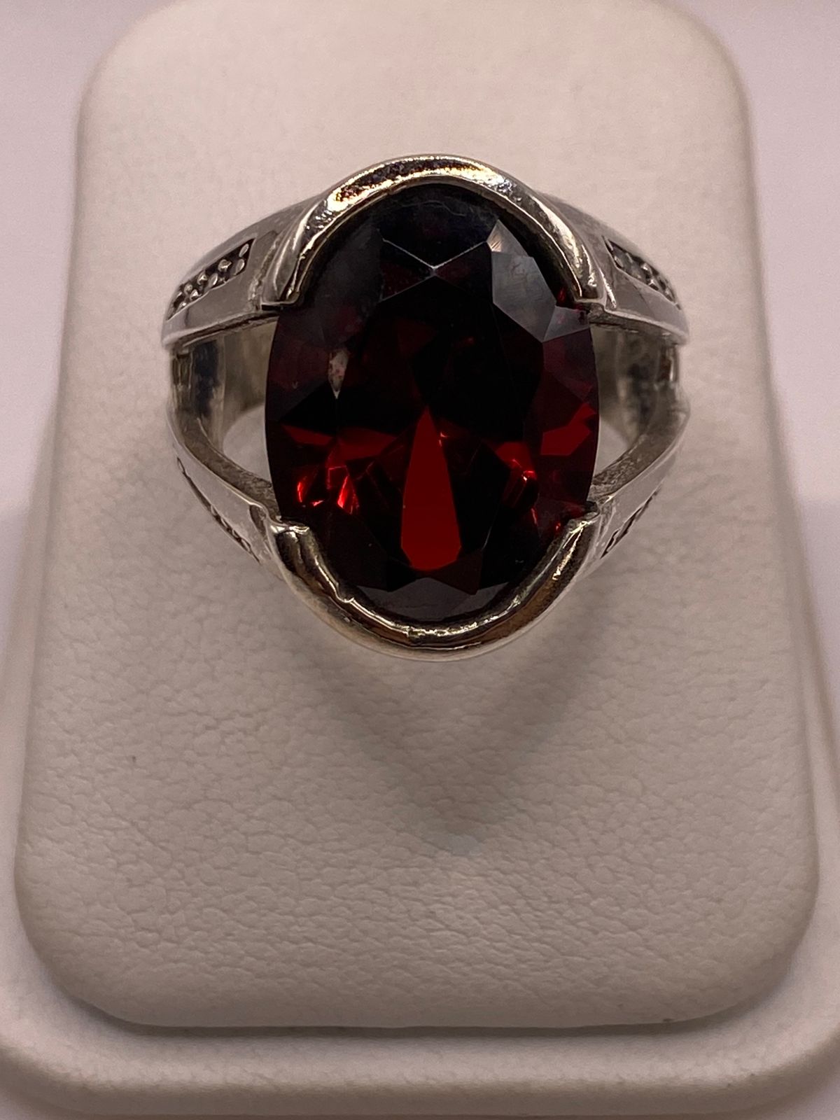 Anillo Elegante con Zirconia Rojo Oscuro en Plata Ley 925, vista superior