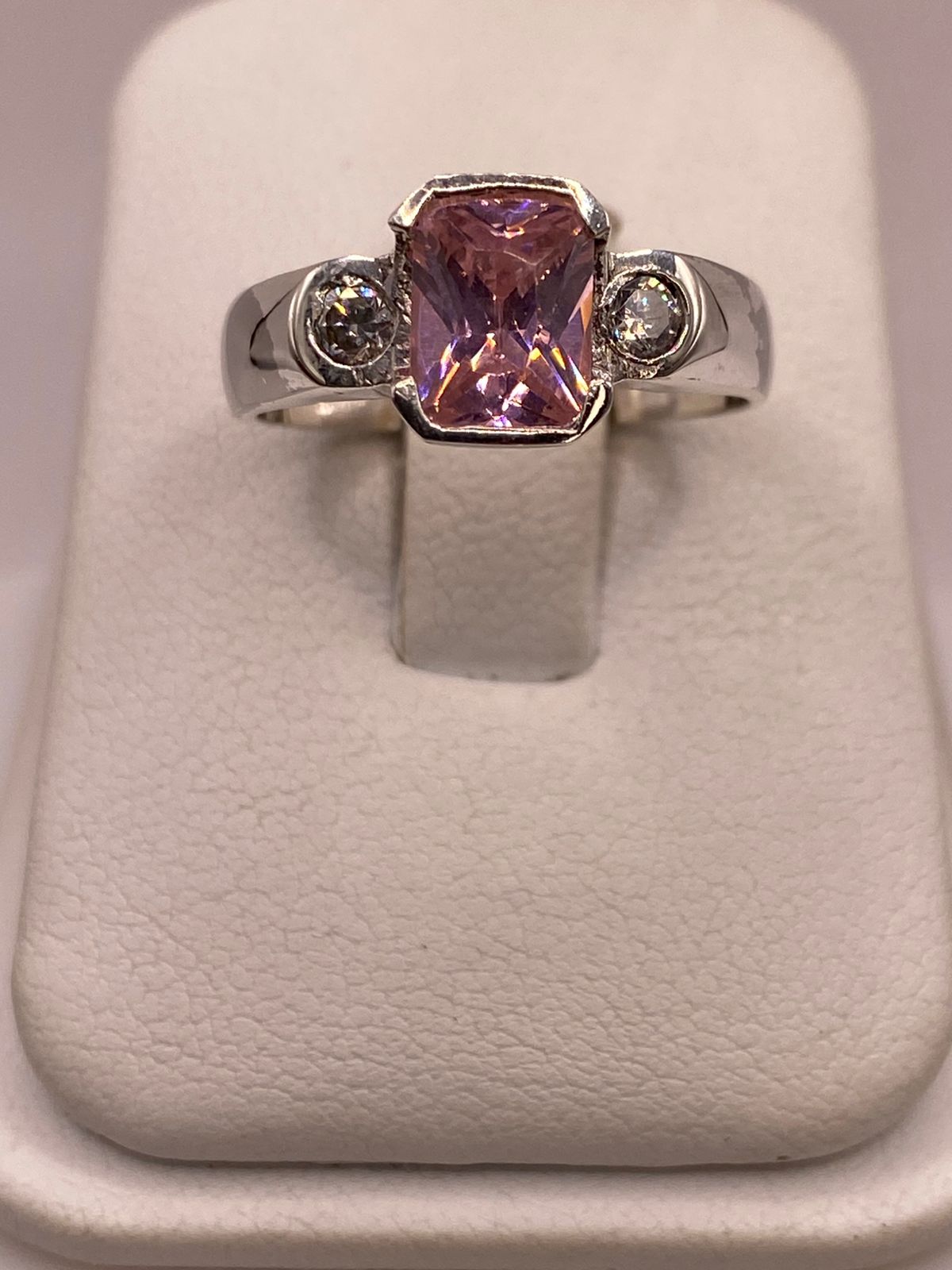 Anillo Elegante con Zirconia Rosa en Plata Ley 925 en báscula mostrando peso