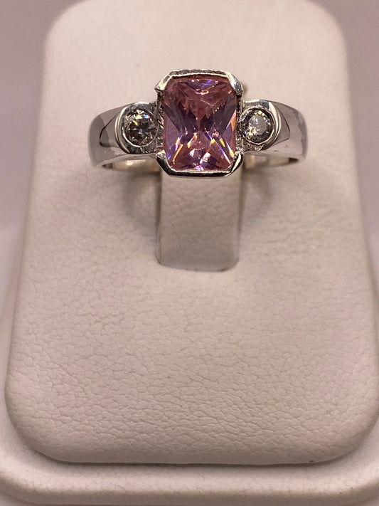 Anillo Elegante con Zirconia Rosa en Plata Ley 925 en báscula mostrando peso