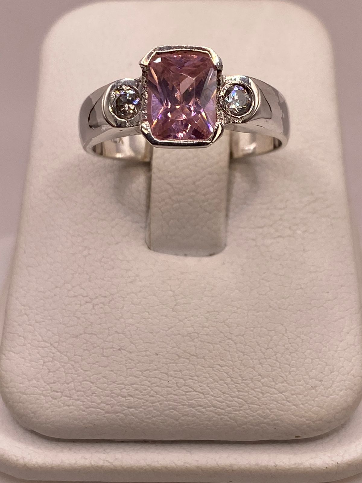 Anillo Elegante con Zirconia Rosa en Plata Ley 925, vista frontal