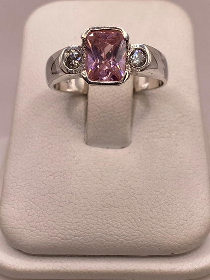 Anillo Elegante con Zirconia Rosa en Plata Ley 925, vista frontal