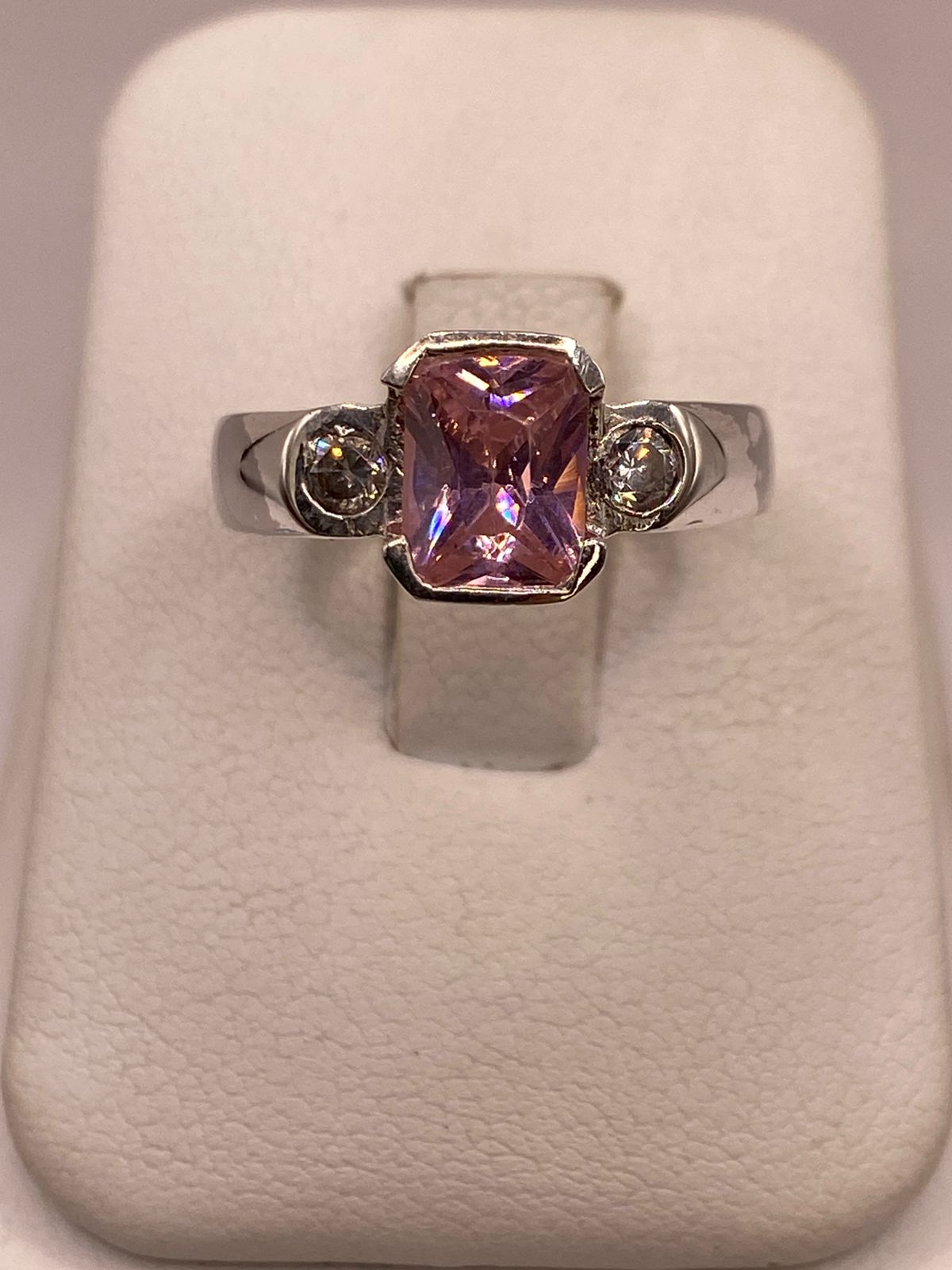 Anillo Elegante con Zirconia Rosa en Plata Ley 925, vista de detalle