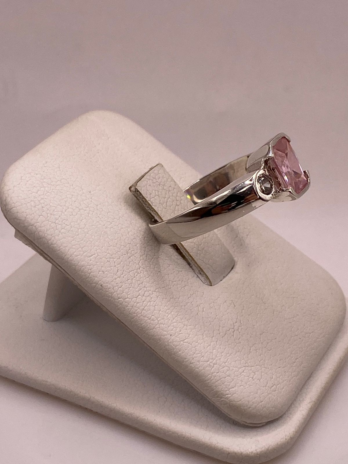 Anillo Elegante con Zirconia Rosa en Plata Ley 925, vista lateral