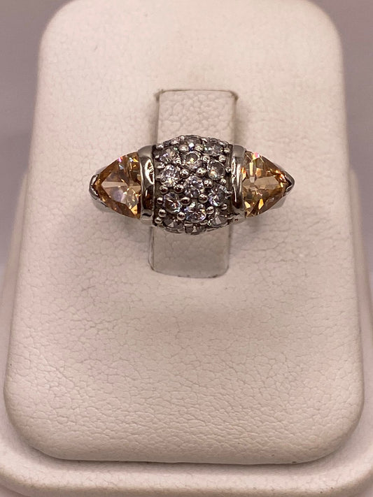 Anillo Elegante con Zirconias Color Champagne en Plata Ley 925 en báscula mostrando peso