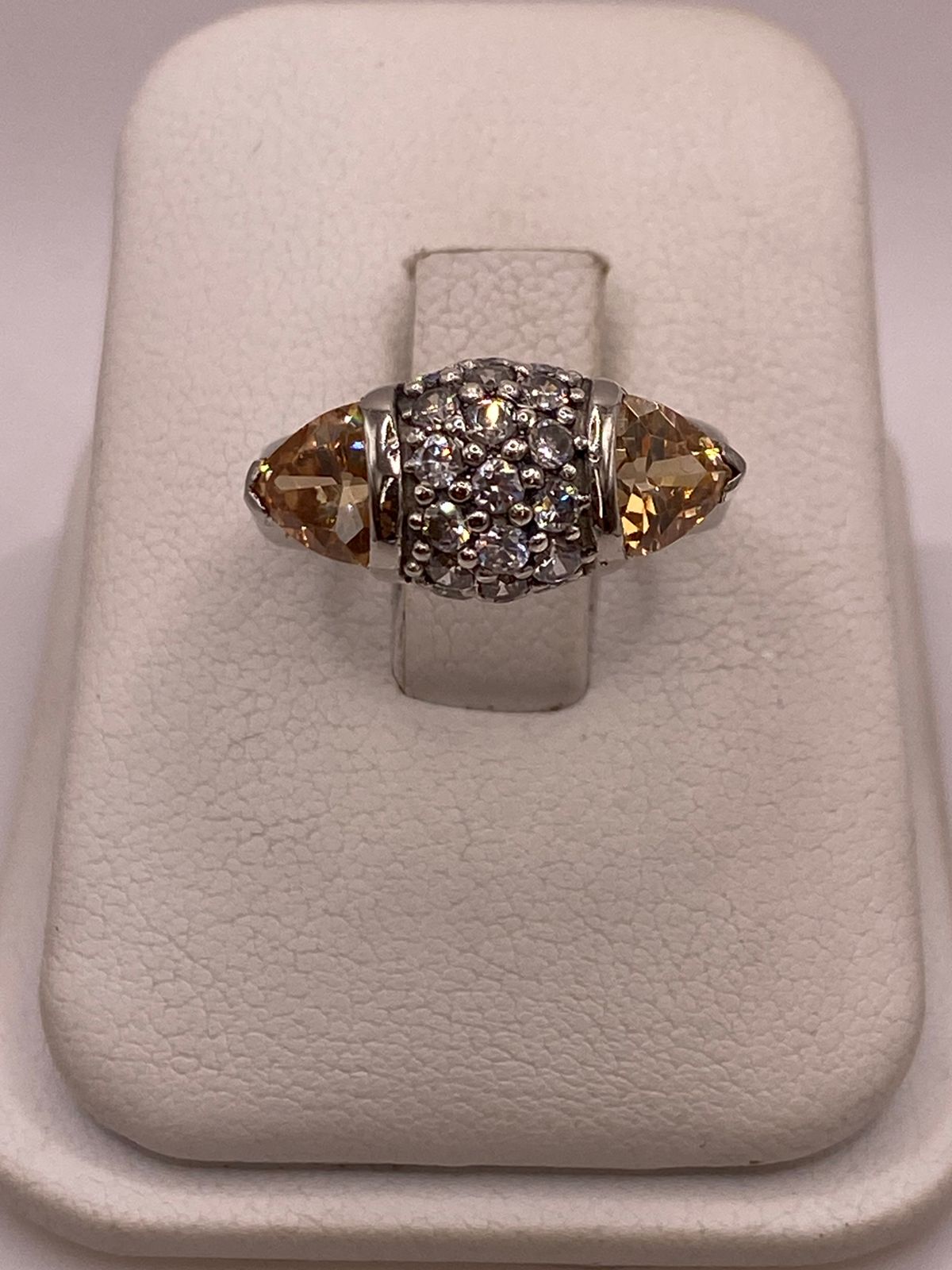 Anillo Elegante con Zirconias Color Champagne en Plata Ley 925, vista de detalle
