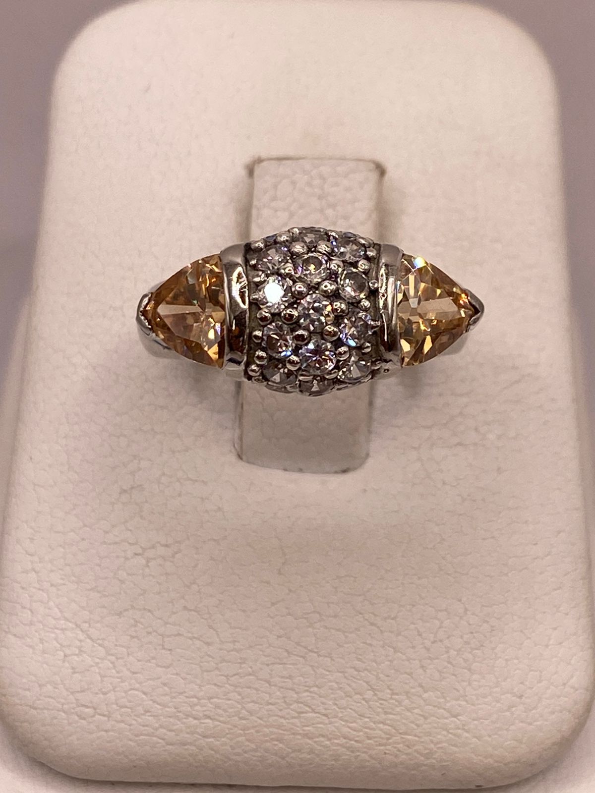 Anillo Elegante con Zirconias Color Champagne en Plata Ley 925, vista frontal