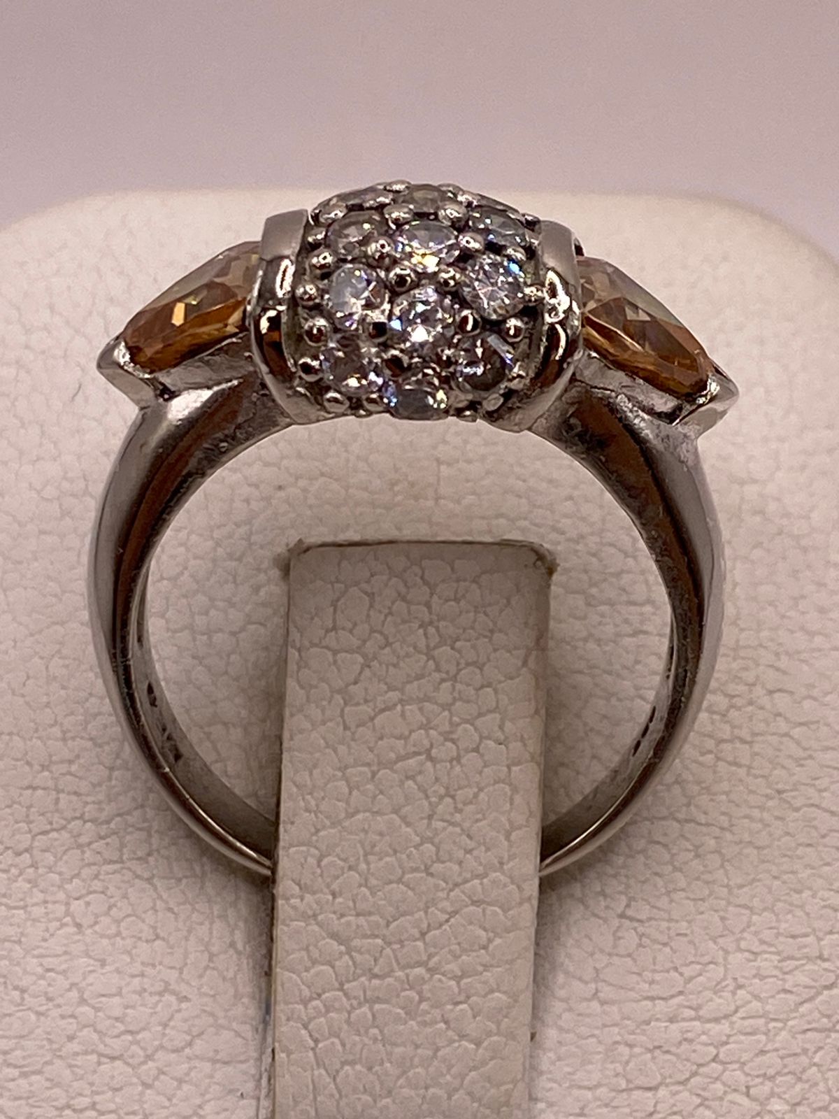 Anillo Elegante con Zirconias Color Champagne en Plata Ley 925, vista superior