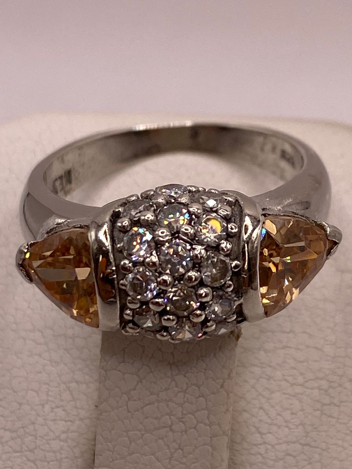 Anillo Elegante con Zirconias Color Champagne en Plata Ley 925, sello de autenticidad Plata Ley .925