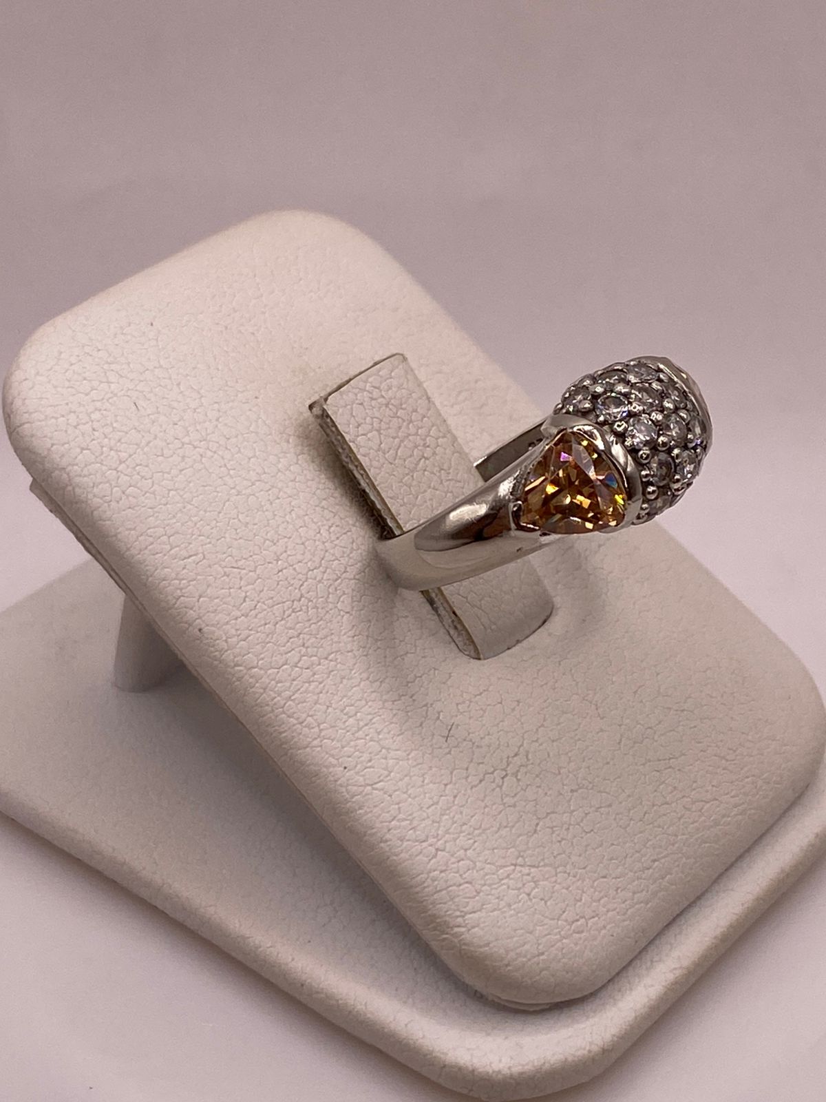 Anillo Elegante con Zirconias Color Champagne en Plata Ley 925, vista lateral
