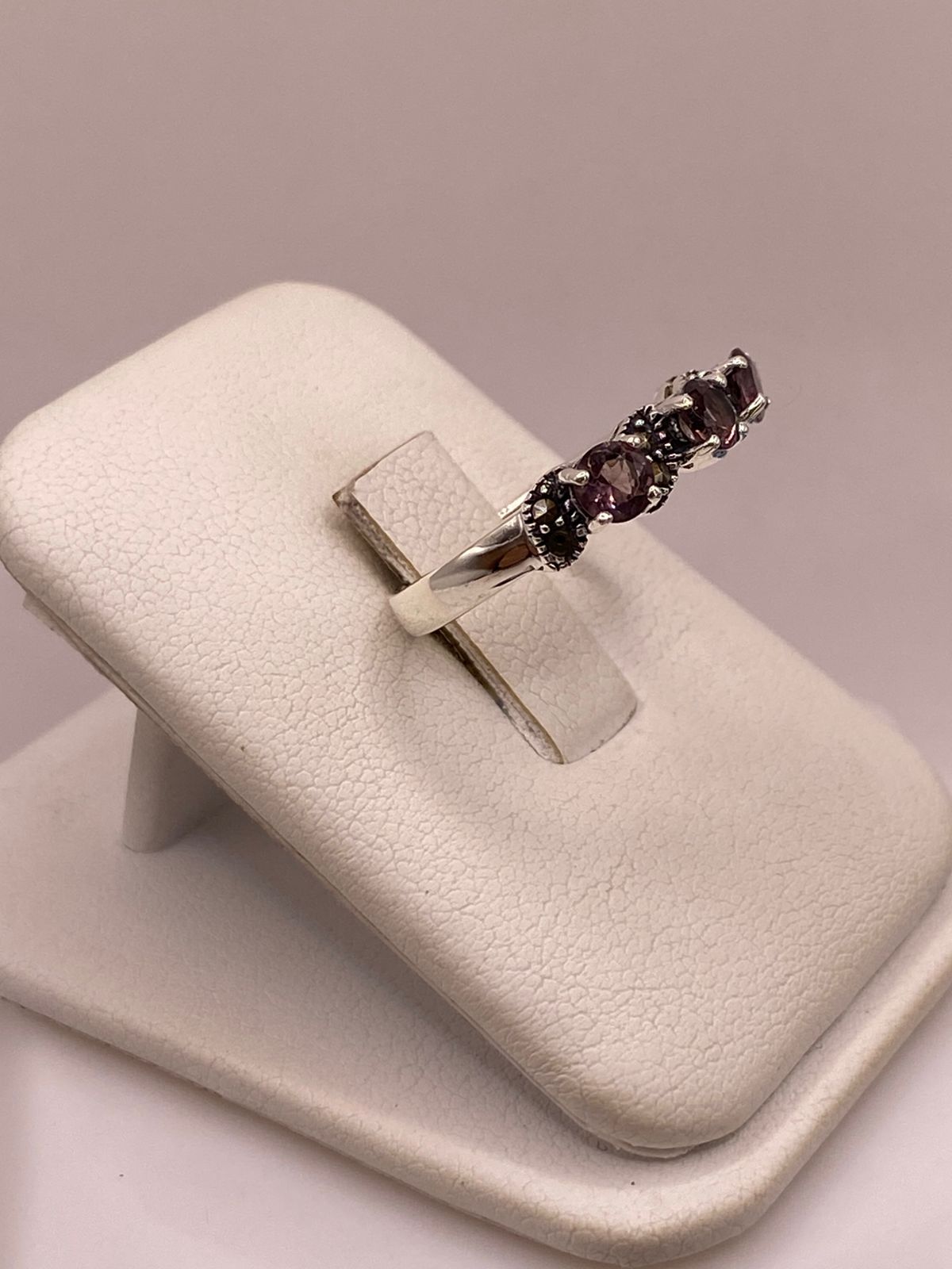 Anillo Elegante con Zirconias Moradas y Marquesitas en Plata Ley 925, vista lateral