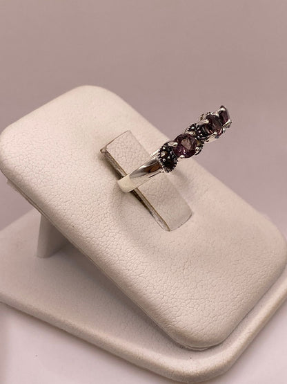 Anillo Elegante con Zirconias Moradas y Marquesitas en Plata Ley 925, vista lateral
