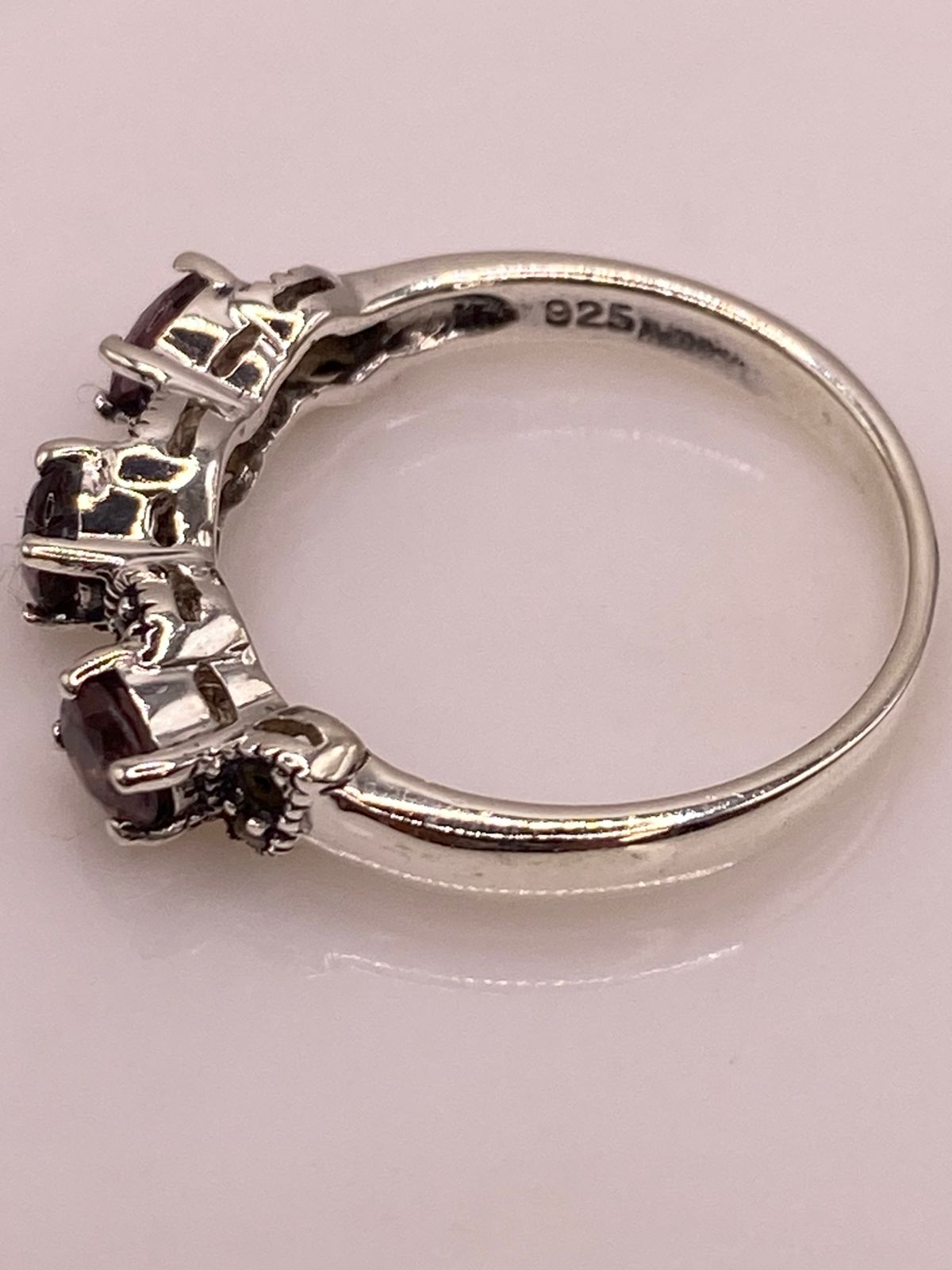 Anillo Elegante con Zirconias Moradas y Marquesitas en Plata Ley 925, sello de autenticidad Plata Ley .925