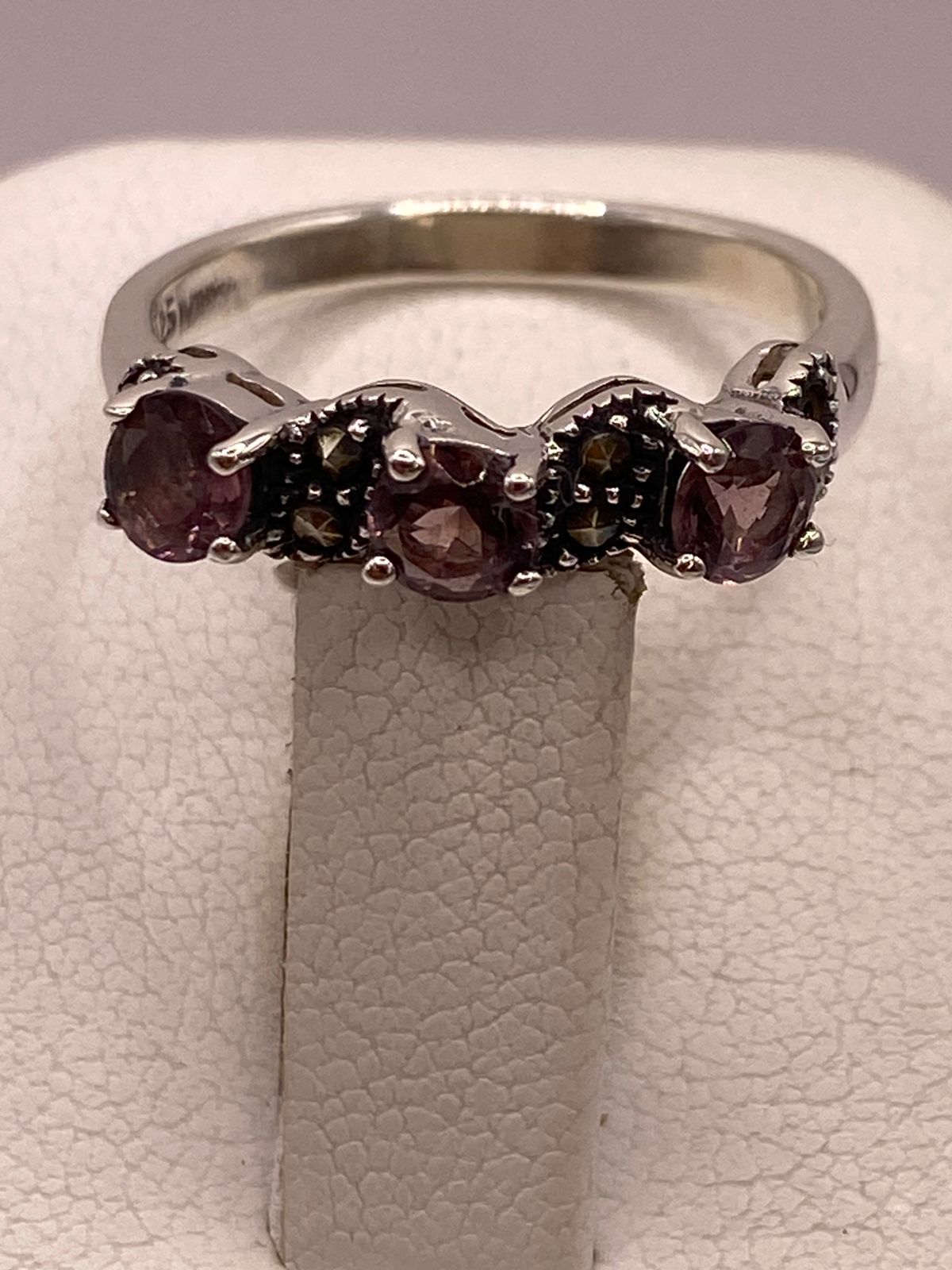 Anillo Elegante con Zirconias Moradas y Marquesitas en Plata Ley 925, vista superior