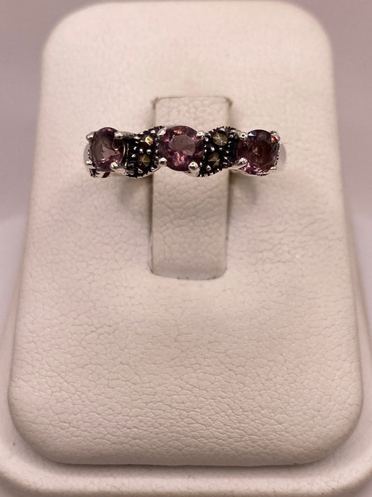 Anillo Elegante con Zirconias Moradas y Marquesitas en Plata Ley 925 en báscula mostrando peso