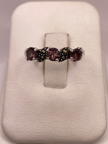 Anillo Elegante con Zirconias Moradas y Marquesitas en Plata Ley 925, vista frontal