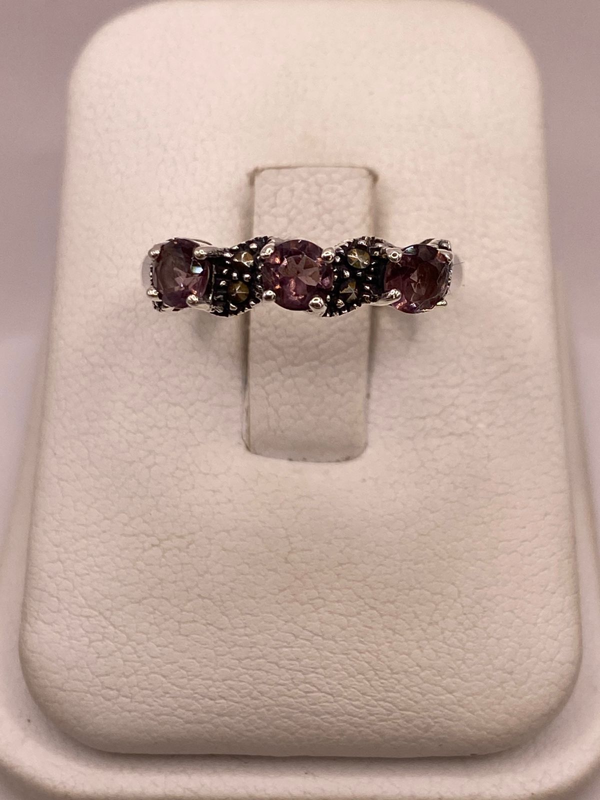 Anillo Elegante con Zirconias Moradas y Marquesitas en Plata Ley 925, vista de detalle
