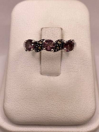 Anillo Elegante con Zirconias Moradas y Marquesitas en Plata Ley 925, vista de detalle