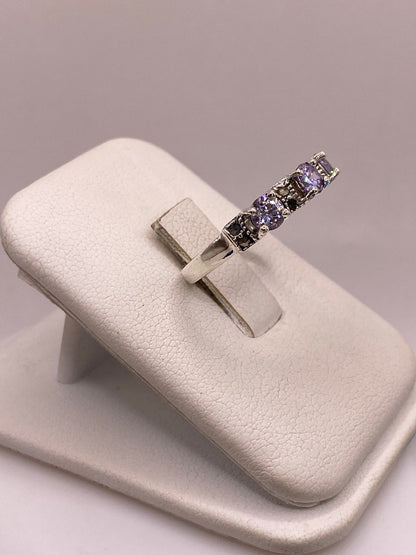 Anillo Elegante con Zirconias Moradas y Marquesitas en Plata Ley 925, vista lateral