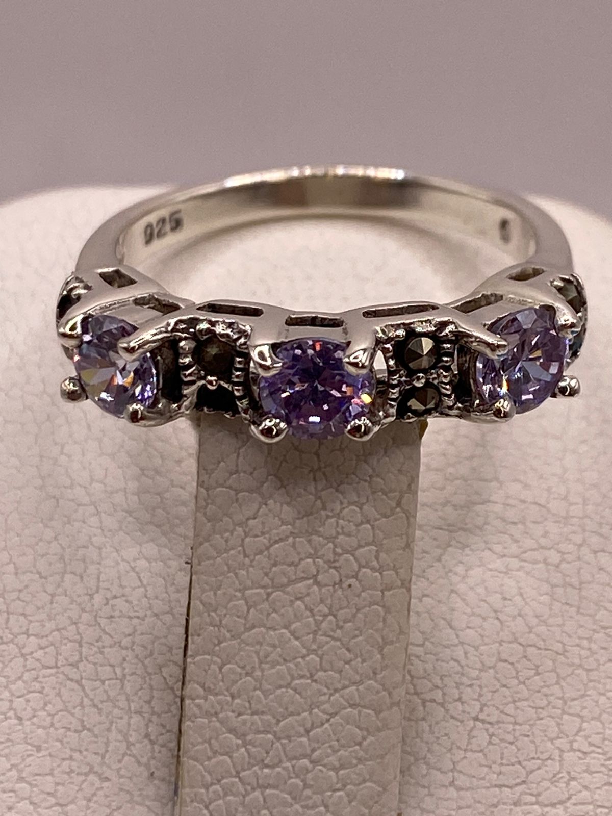 Anillo Elegante con Zirconias Moradas y Marquesitas en Plata Ley 925, sello de autenticidad Plata Ley .925