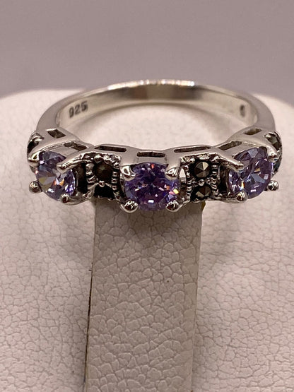 Anillo Elegante con Zirconias Moradas y Marquesitas en Plata Ley 925, sello de autenticidad Plata Ley .925