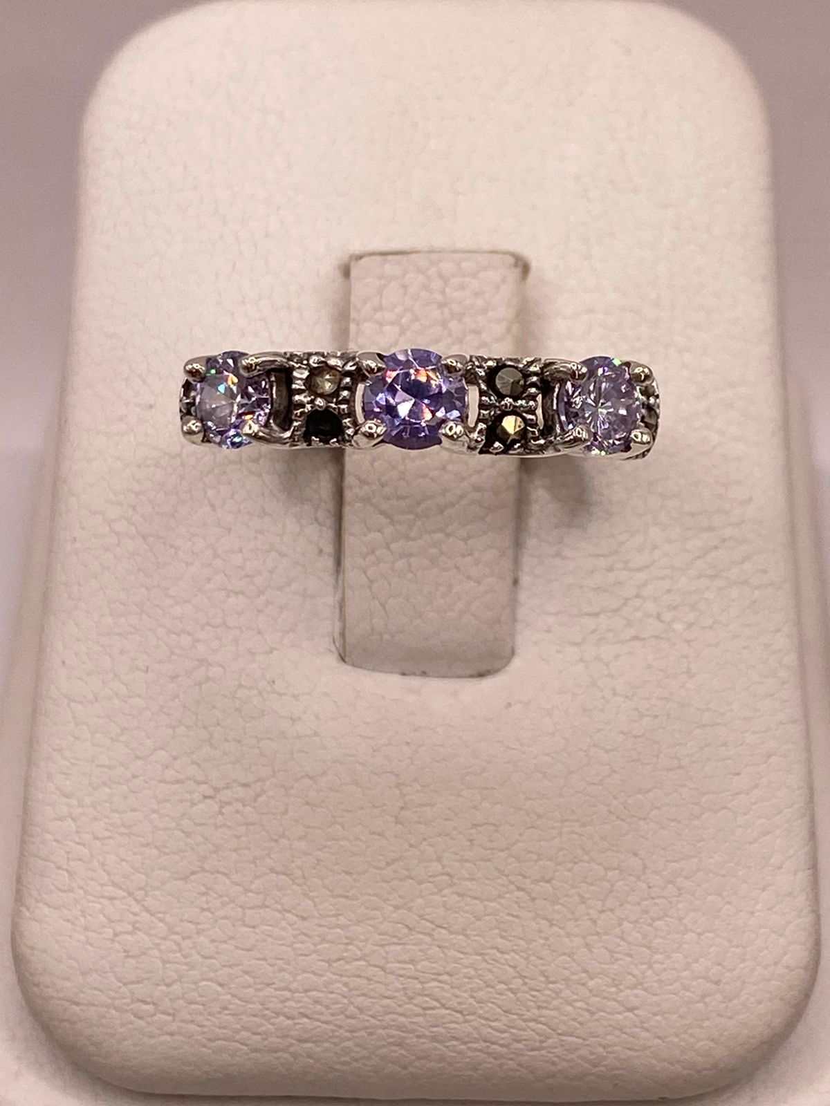 Anillo Elegante con Zirconias Moradas y Marquesitas en Plata Ley 925 — ángulo diagonal