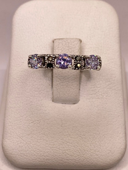 Anillo Elegante con Zirconias Moradas y Marquesitas en Plata Ley 925 — ángulo diagonal