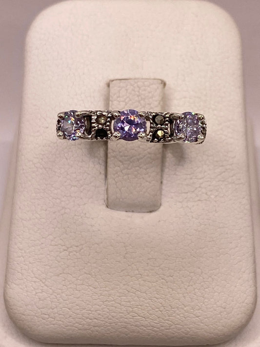 Anillo Elegante con Zirconias Moradas y Marquesitas en Plata Ley 925 — ángulo diagonal