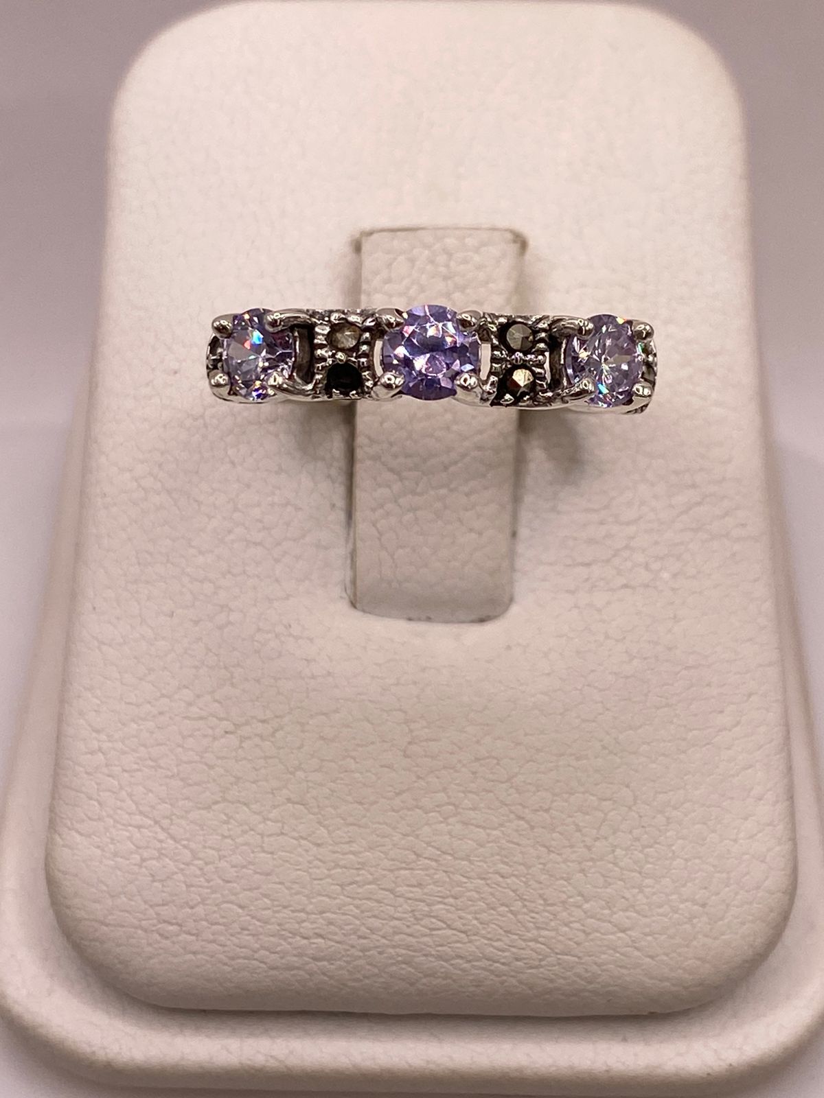 Anillo Elegante con Zirconias Moradas y Marquesitas en Plata Ley 925, vista frontal
