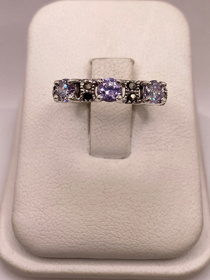 Anillo Elegante con Zirconias Moradas y Marquesitas en Plata Ley 925, vista frontal
