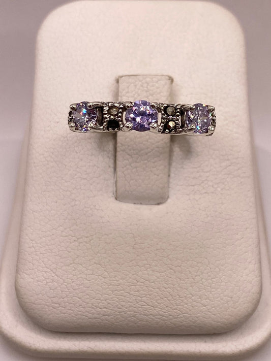 Anillo Elegante con Zirconias Moradas y Marquesitas en Plata Ley 925, vista frontal