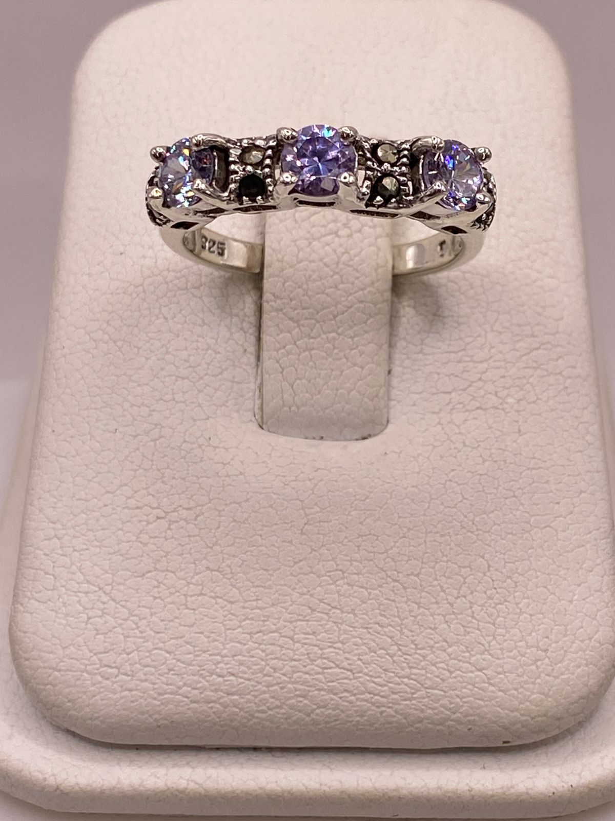 Anillo Elegante con Zirconias Moradas y Marquesitas en Plata Ley 925, vista de detalle