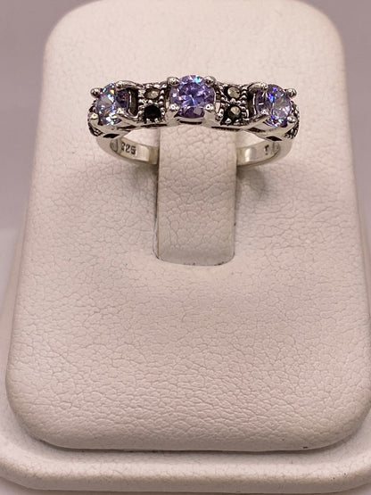 Anillo Elegante con Zirconias Moradas y Marquesitas en Plata Ley 925, vista de detalle