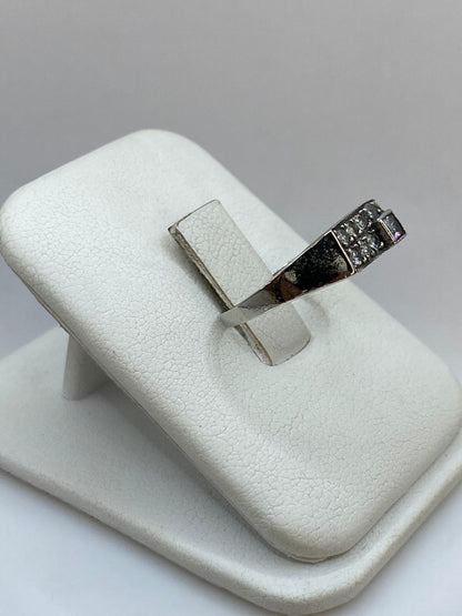 Anillo Elegante con Zirconias en Plata 925, vista lateral