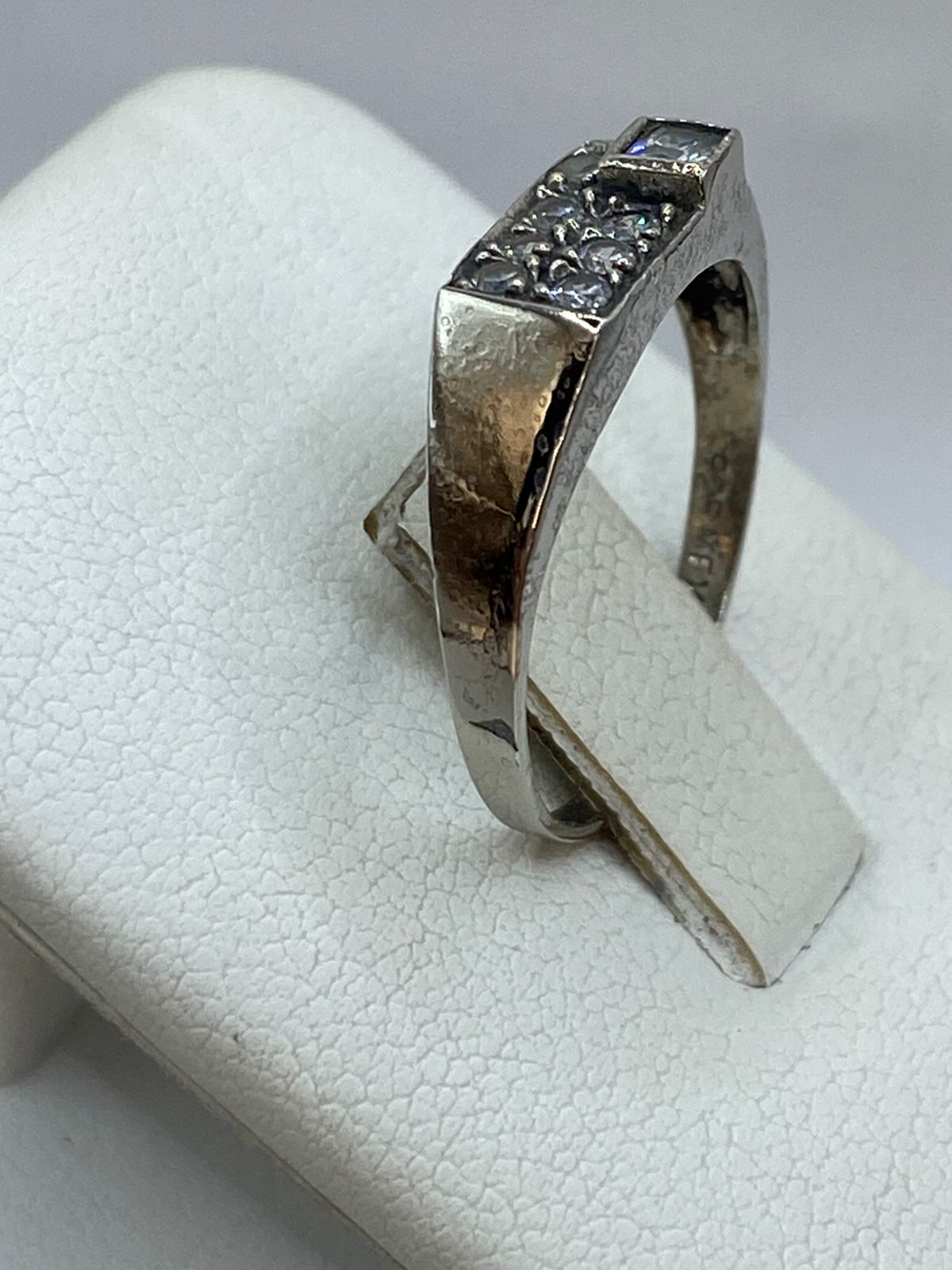 Anillo Elegante con Zirconias en Plata 925, vista superior