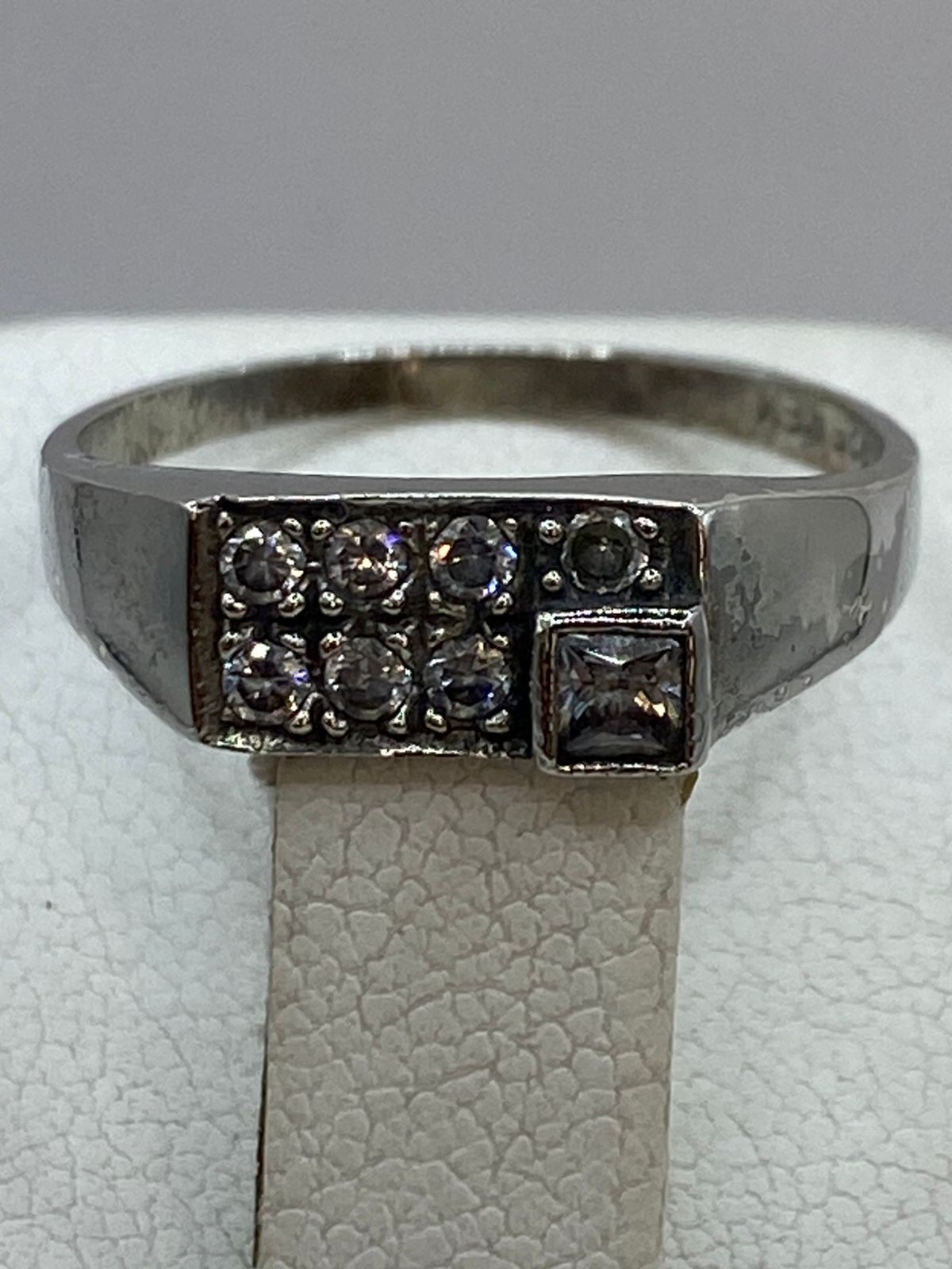 Anillo Elegante con Zirconias en Plata 925, sello de autenticidad Plata Ley .925