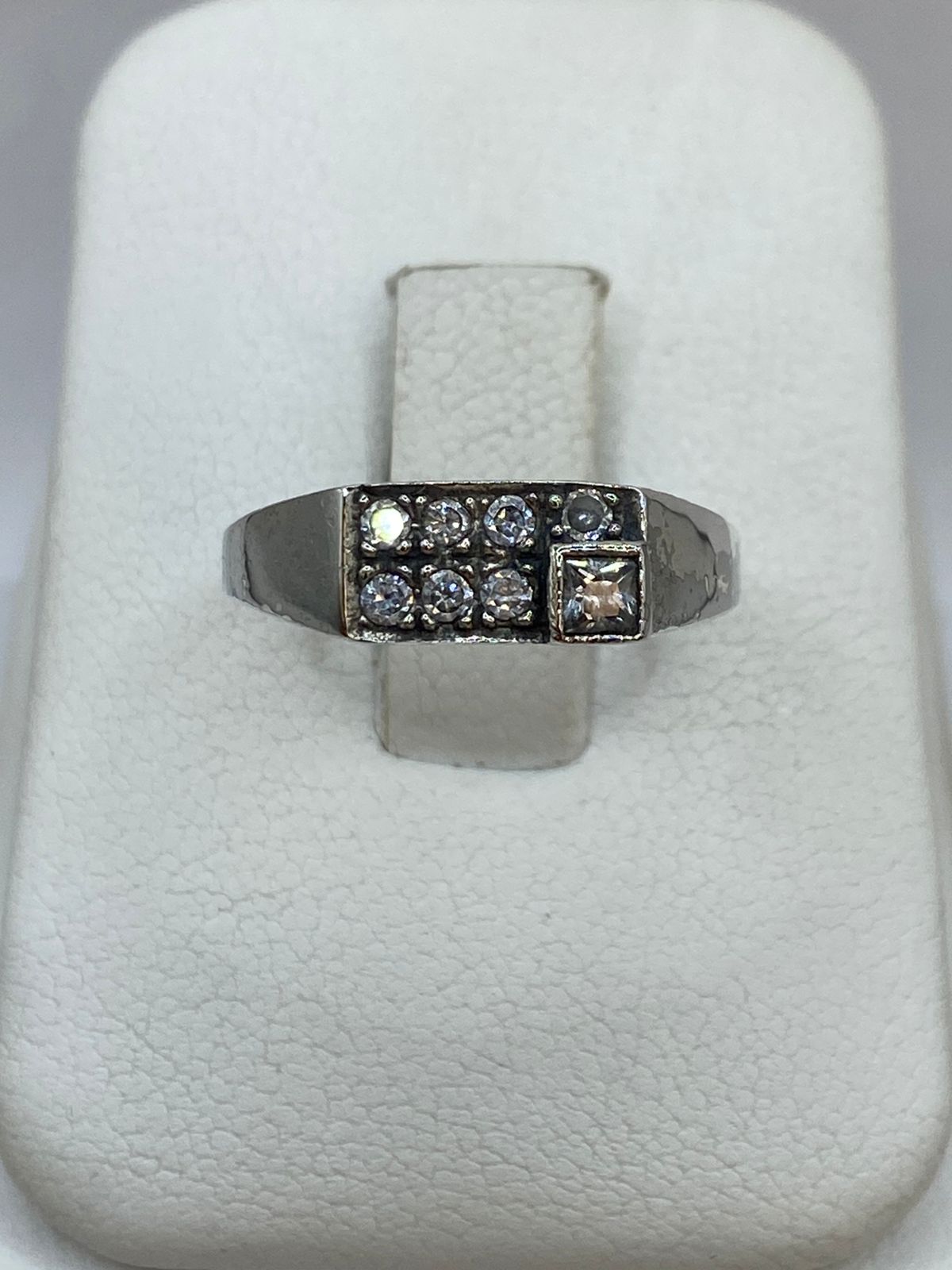 Anillo Elegante con Zirconias en Plata 925 en báscula mostrando peso