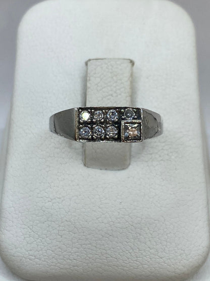 Anillo Elegante con Zirconias en Plata 925 en báscula mostrando peso