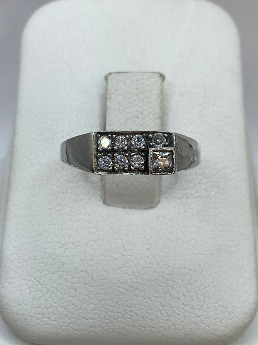 Anillo Elegante con Zirconias en Plata 925 en báscula mostrando peso