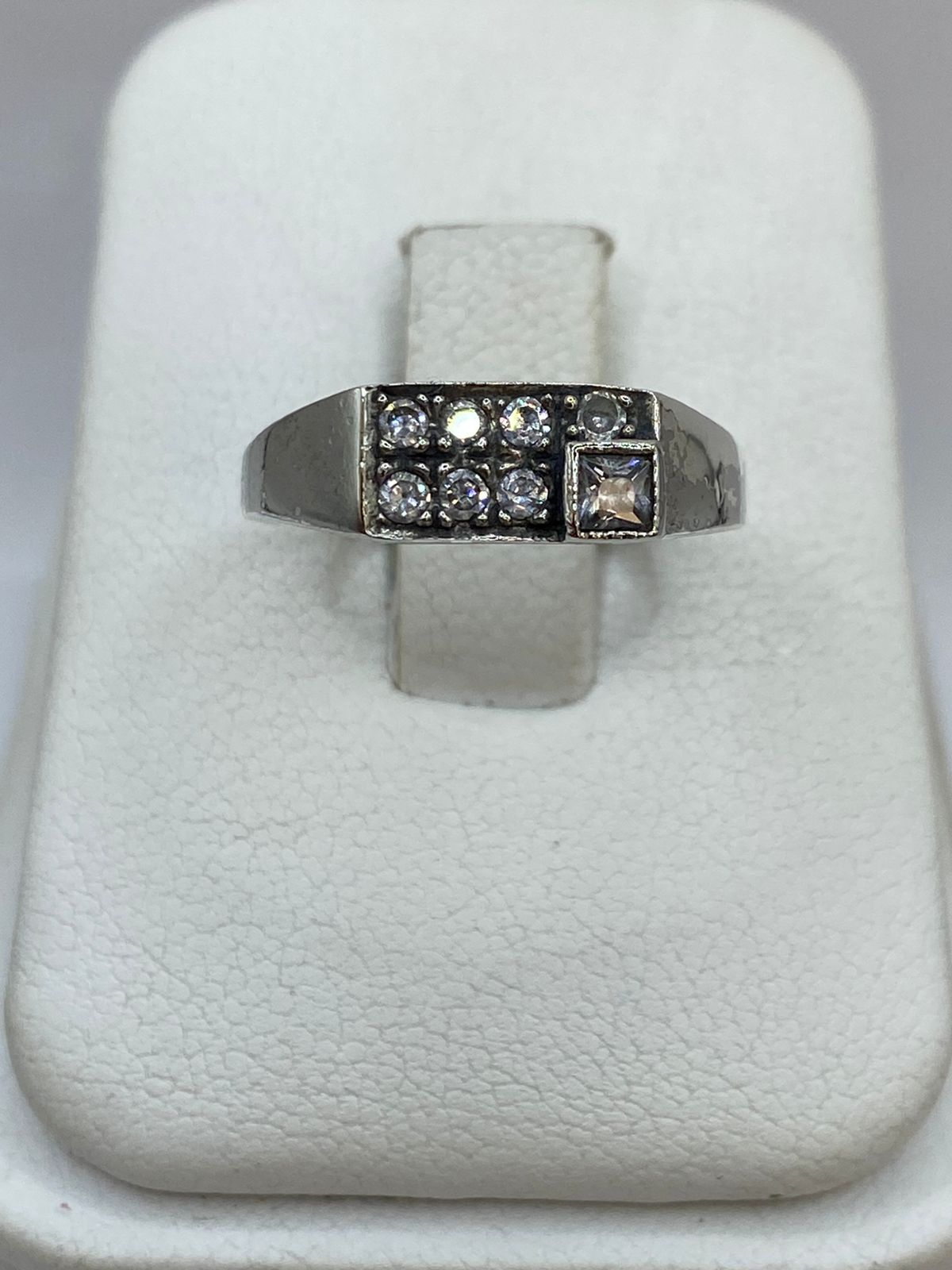 Anillo Elegante con Zirconias en Plata 925, vista frontal