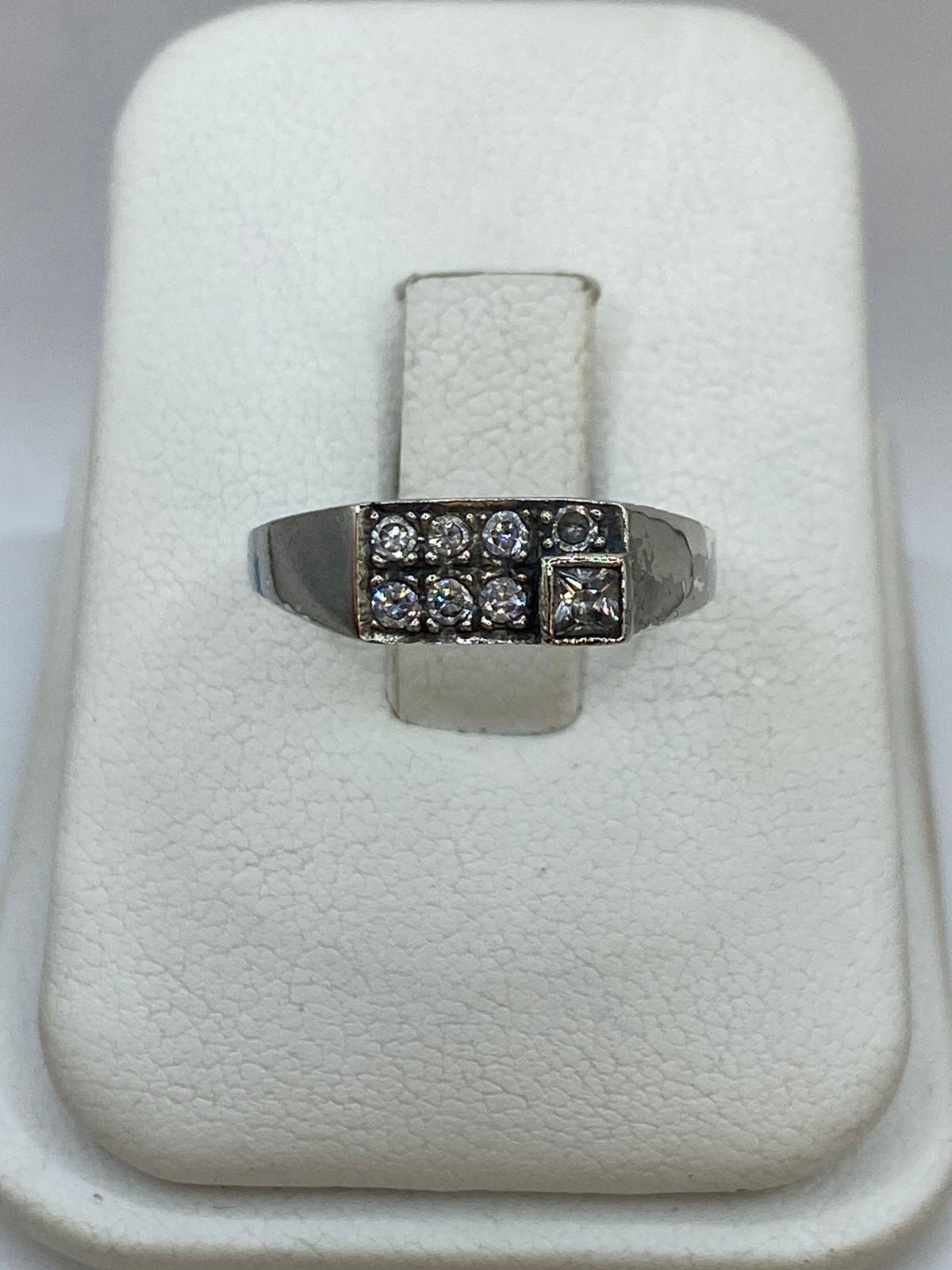 Anillo Elegante con Zirconias en Plata 925, vista de detalle