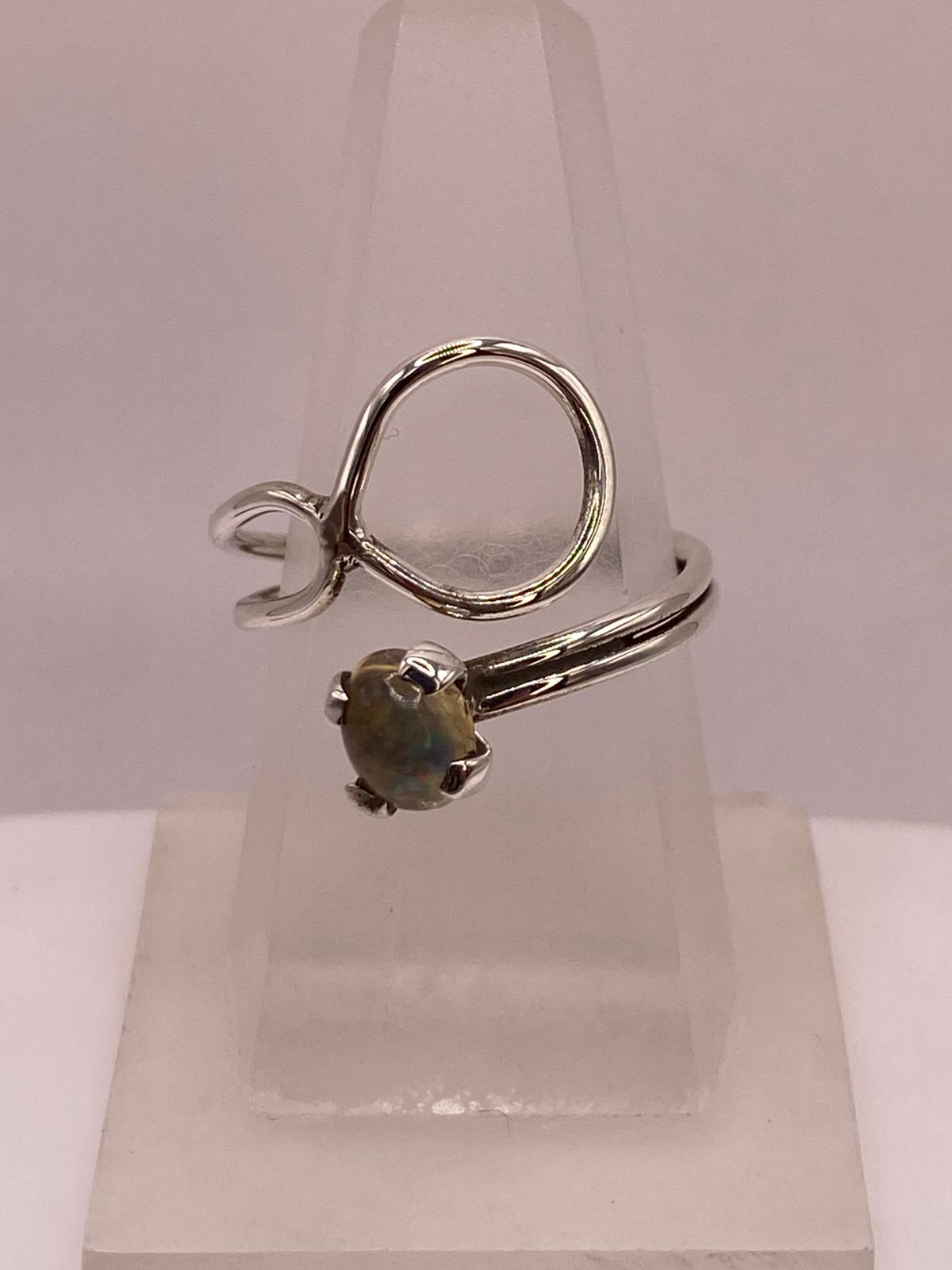 Anillo Envolvente Ajustable de Plata Ley 925 con Piedra Natural — ángulo diagonal