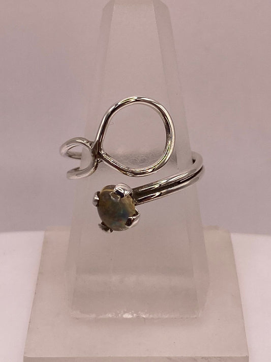 Anillo Envolvente Ajustable de Plata Ley 925 con Piedra Natural — ángulo diagonal