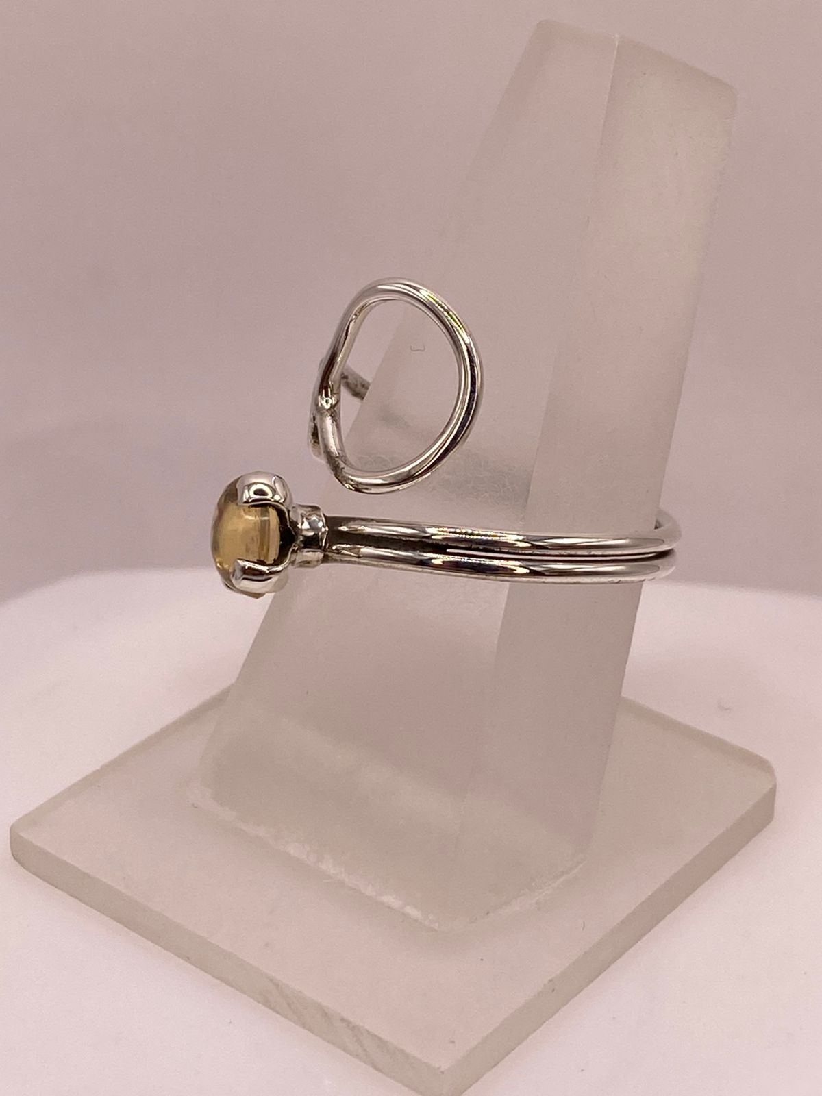 Anillo Envolvente Ajustable de Plata Ley 925 con Piedra Natural, vista lateral
