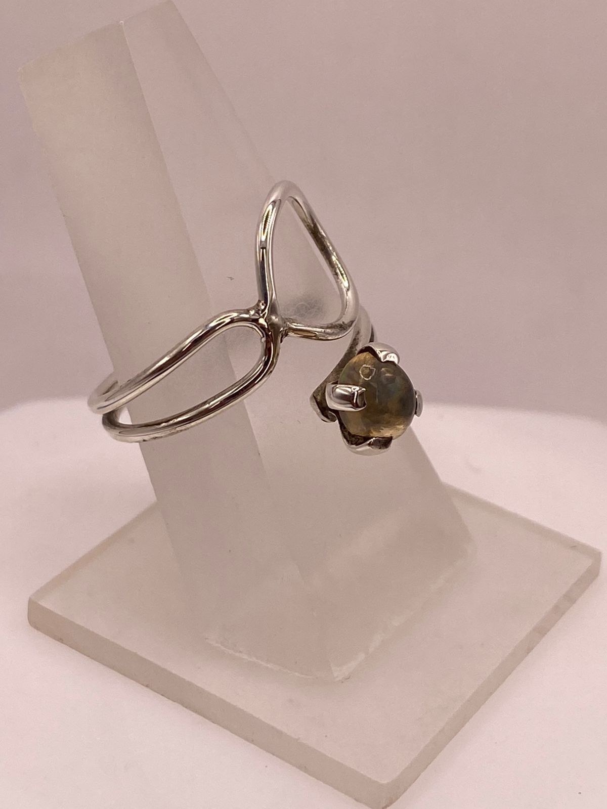 Anillo Envolvente Ajustable de Plata Ley 925 con Piedra Natural, vista frontal