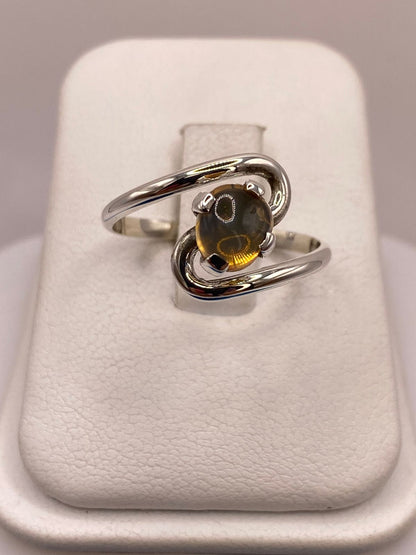 Anillo Envolvente de Plata Ley 925 con Ámbar Ahumado en báscula mostrando peso