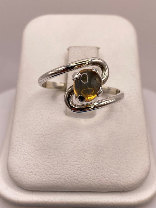 Anillo Envolvente de Plata Ley 925 con Ámbar Ahumado en báscula mostrando peso