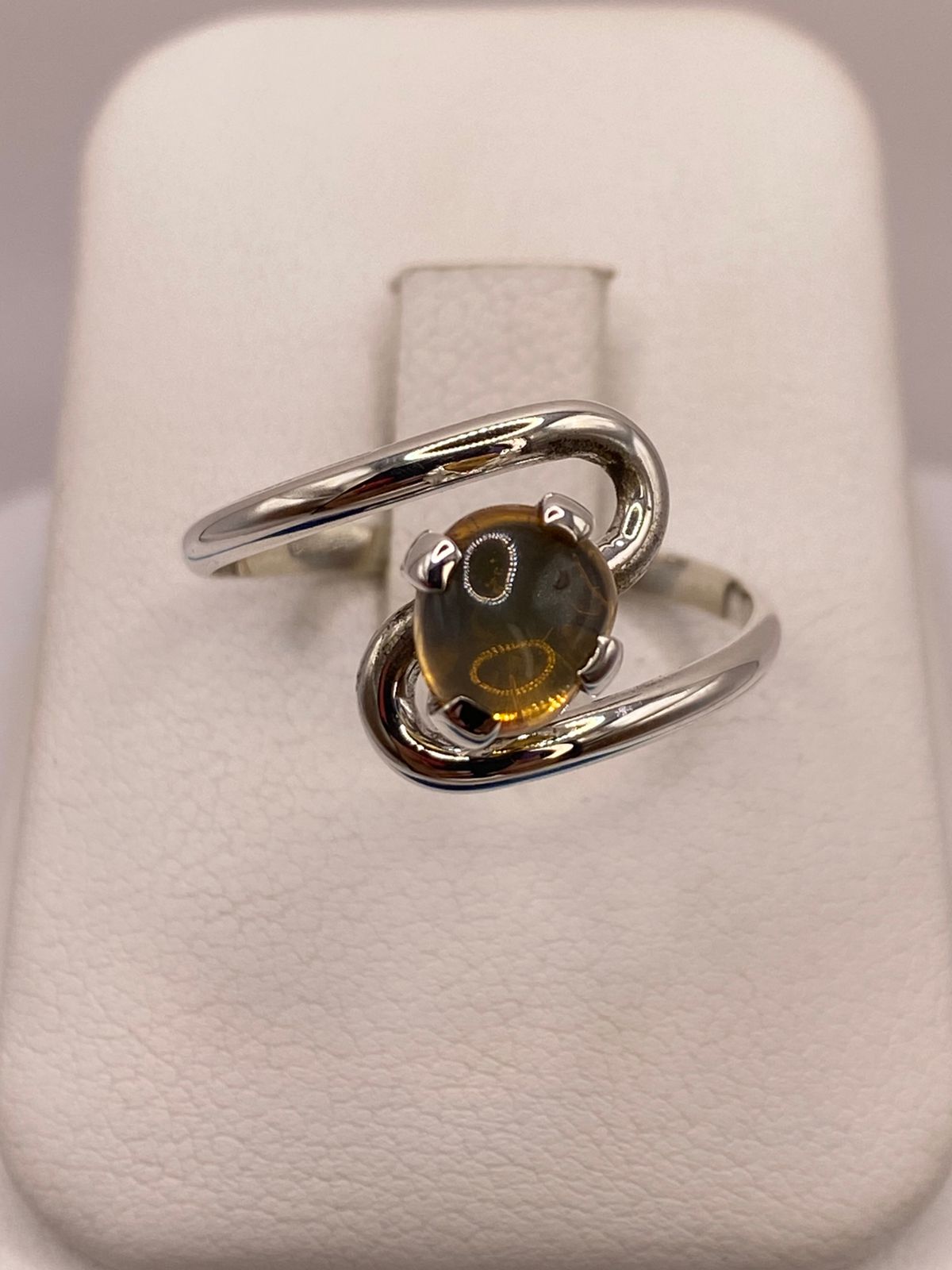 Anillo Envolvente de Plata Ley 925 con Ámbar Ahumado, vista frontal