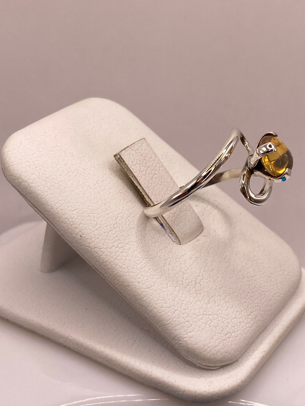 Anillo Envolvente de Plata Ley 925 con Ámbar Ahumado, vista lateral