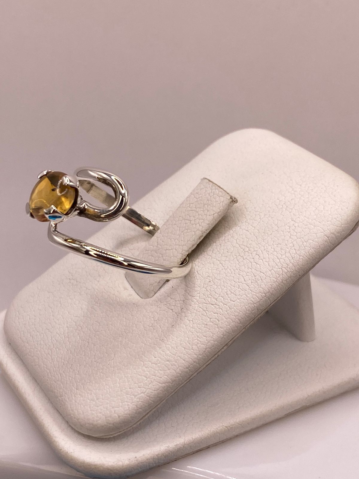 Anillo Envolvente de Plata Ley 925 con Ámbar Ahumado, vista de detalle